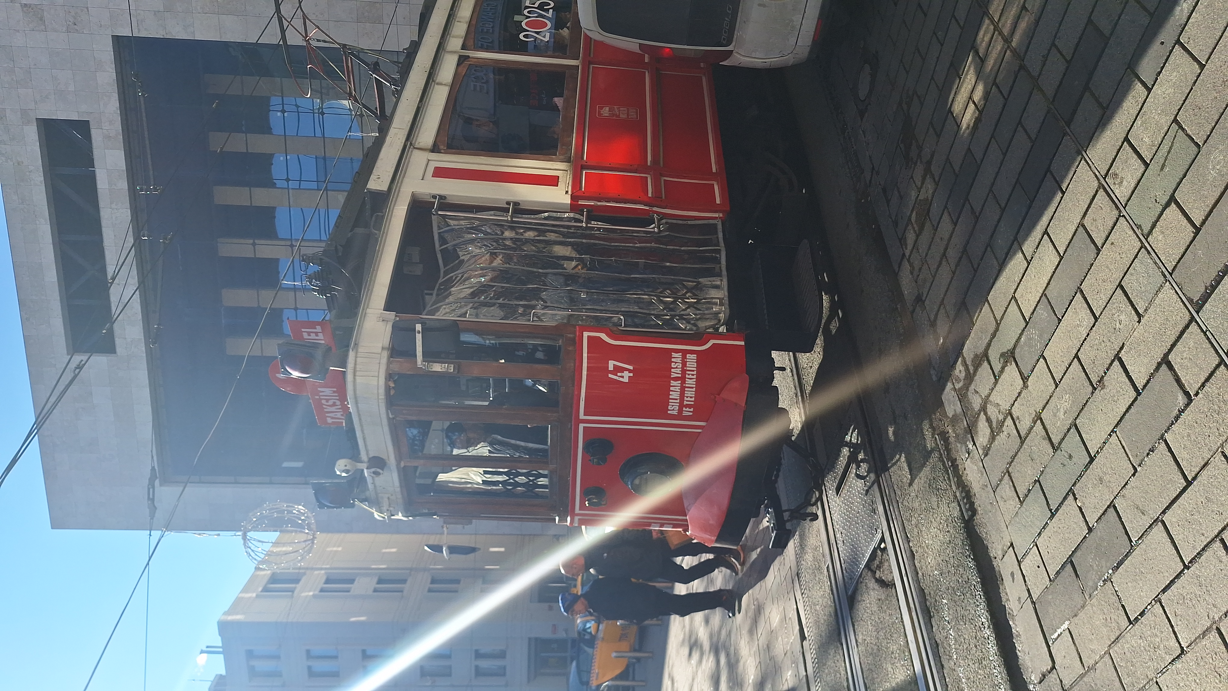 İstiklal Caddesi: Kirchen, Passagen, Botschaften und die Straße, in der sich Pera neu erfand